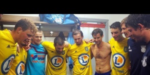 La joie dans les vestiaires du FC Pont l'Abbé