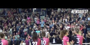 Une salle debout saluant la prestation des Roz Hand'Du 29